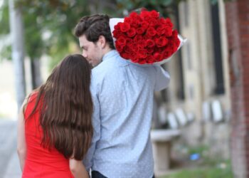 Por qué regalamos flores en momentos importantes