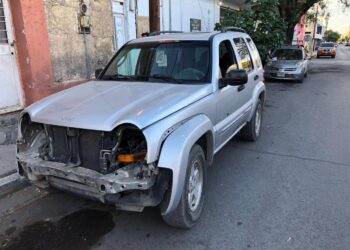 Omite alto y choca su auto contra camioneta Liberty