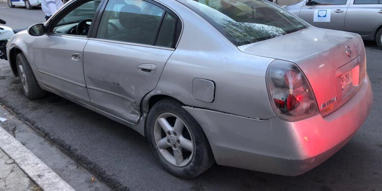 Omite alto y choca su auto contra camioneta Liberty