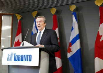 Renuncia alcalde de Toronto tras descubrirse una relación con una exempleada