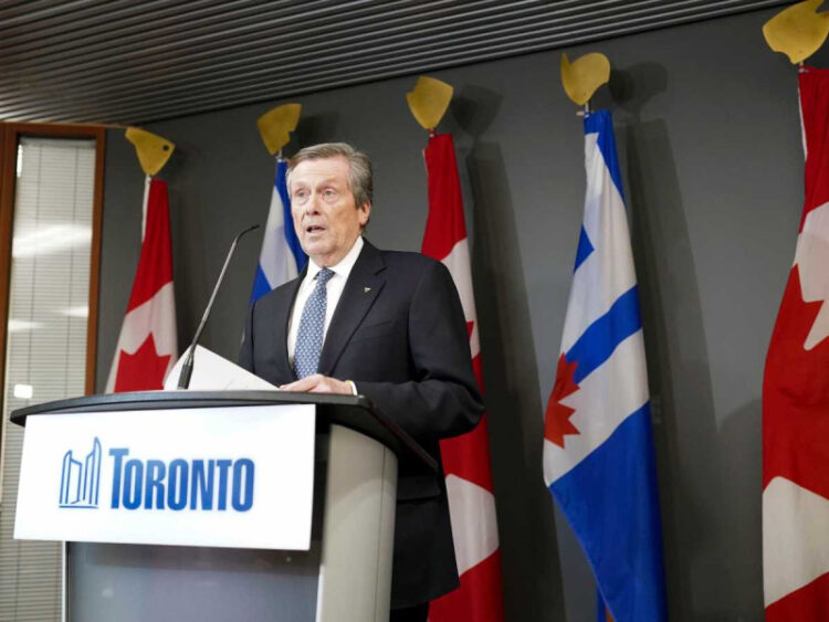 Renuncia alcalde de Toronto tras descubrirse una relación con una exempleada