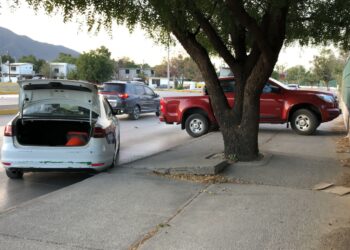 Termina sobre banqueta el evitar chocar contra motociclista