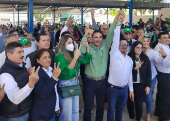 Arropa Andrés Zorrilla a Manuel Muñoz en campaña al senado en Madero