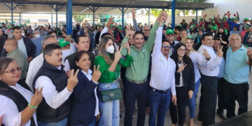 Arropa Andrés Zorrilla a Manuel Muñoz en campaña al senado en Madero