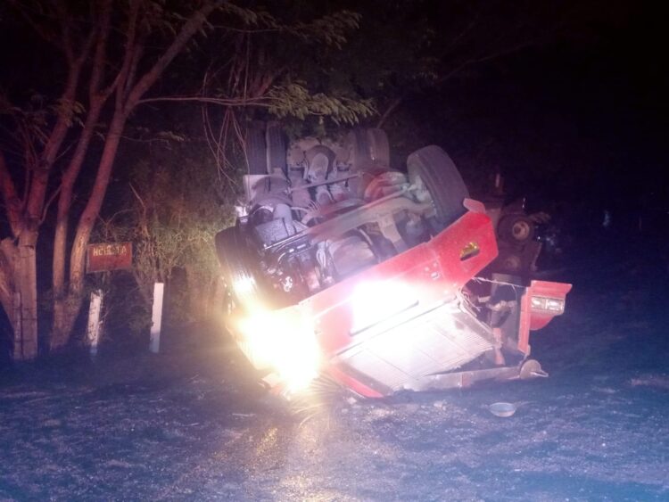 Vuelca tráiler cargado con plátanos en ruta Victoria-Matamoros