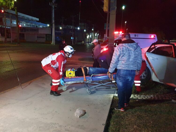 Cuatro heridos al estrellar auto contra negocio en 8 y Berriozábal