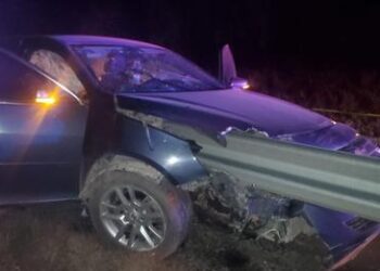 Mueren dos al estrellarse auto con valla metálica