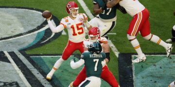Kansas City derrota 38-35 a Filadelfia y conquista Super Bowl LVII