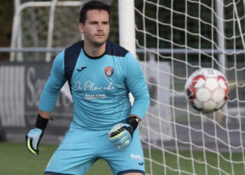 Portero de 25 años detiene un penal y luego fallece en partido en Bélgica