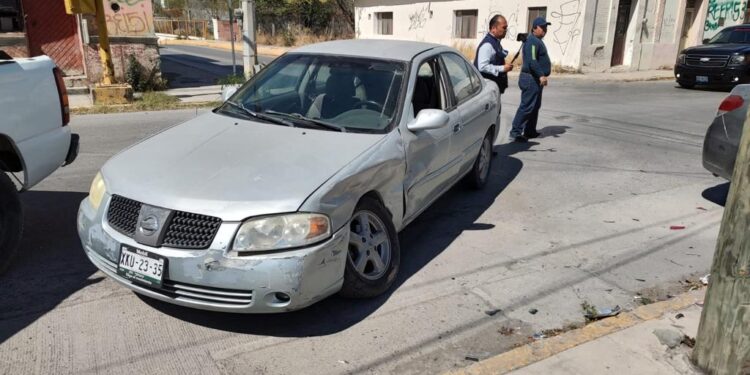 Cafre provoca encontronazo vehicular en crucero del 22 y Juárez; dos heridos