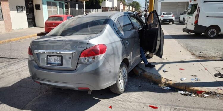 Cafre provoca encontronazo vehicular en crucero del 22 y Juárez; dos heridos