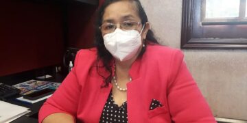 Que trabajen ociosos de la SET ante grupo mientras autorizan maestros: Regidora