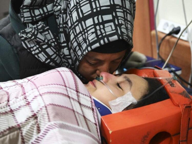 Rescatan a joven que estuvo 10 días bajos los escombros del terremoto en Turquía