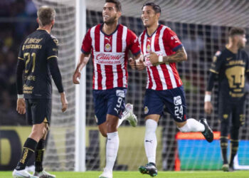 Chivas derrota 2-1 Pumas en el CU y sube al cuarto lugar 