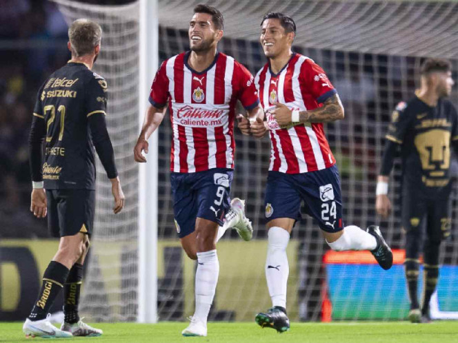 Chivas derrota 2-1 Pumas en el CU y sube al cuarto lugar