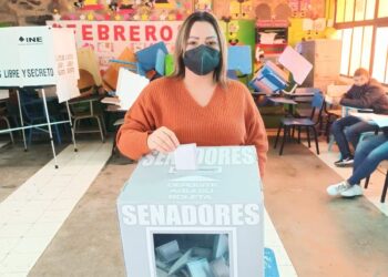 Acude a votar Verónica Aguirre de los Santos