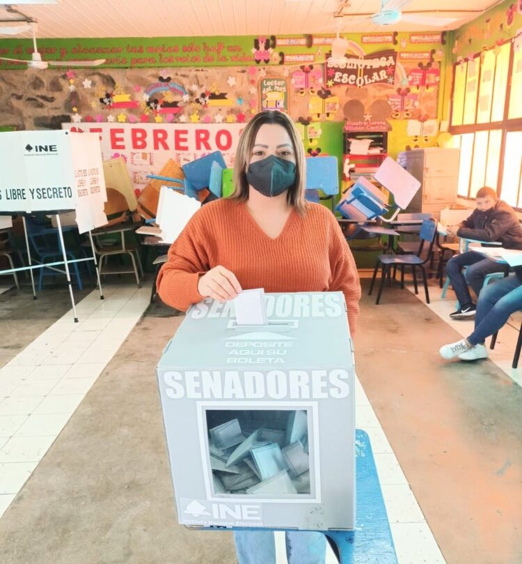 Acude a votar Verónica Aguirre de los Santos