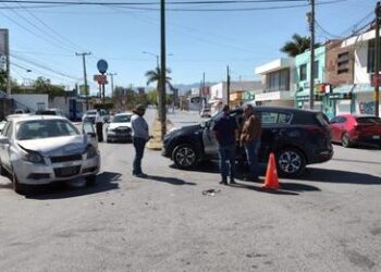 Aparatoso choque ocasiona chofer en 16 y Sierra Gorda