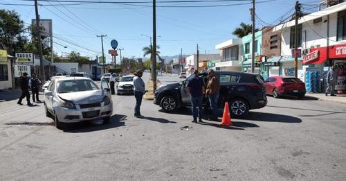 Aparatoso choque ocasiona chofer en 16 y Sierra Gorda