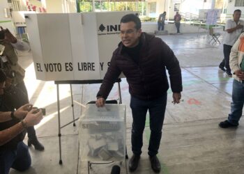 Eduardo Gattás emite su voto en la jornada electoral de Senador