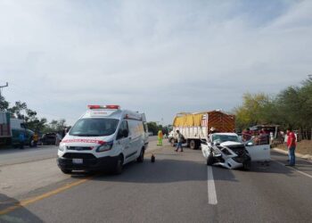 Un muerto y dos lesionados al volcar vehículo