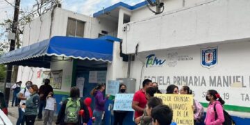 Madres toman primaria “Manuel Rivera Anaya” de Tampico