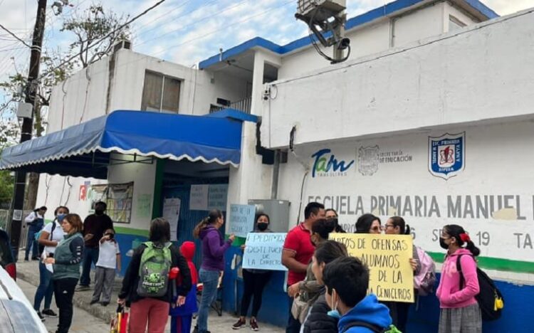 Madres toman primaria “Manuel Rivera Anaya” de Tampico