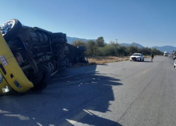 Vuelca tráiler cargado con verduras en Jaumave