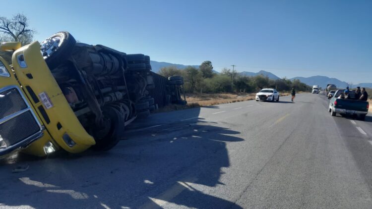 Vuelca tráiler cargado con verduras en Jaumave