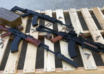 Detienen a mujer con 33 rifles AK-47 en puente de Hidalgo, Texas