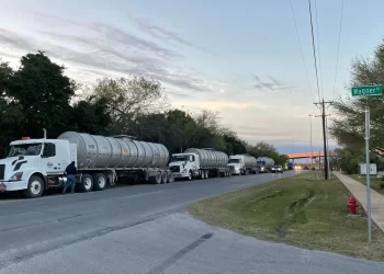 Falla en sistema de computadoras impide a camioneros cruzar hacia México.