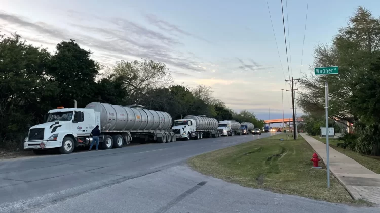 Falla en sistema de computadoras impide a camioneros cruzar hacia México.