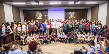 Entrega Gobierno de Matamoros uniformes a delegación municipal de deportistas