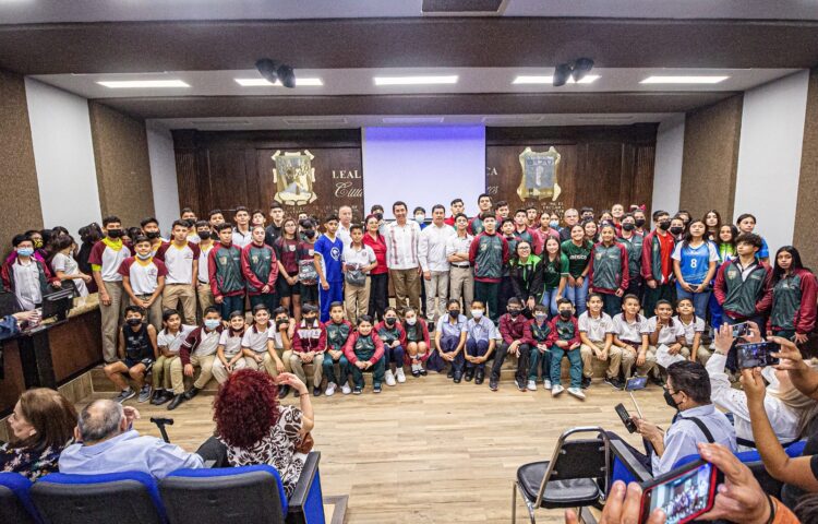 Entrega Gobierno de Matamoros uniformes a delegación municipal de deportistas