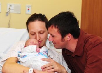 Aprueba Senado que padres decidan orden de prelación de apellidos de sus hijos