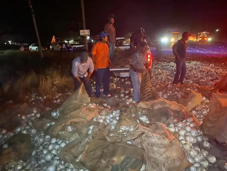 Chocan dos tráiler y hubo rapiña de cebolla