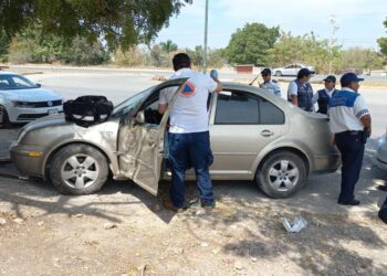 Estrella auto contra árbol para evitar impacto contra pipa que se atravesó