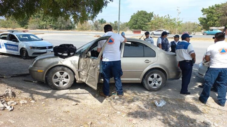 Estrella auto contra árbol para evitar impacto contra pipa que se atravesó
