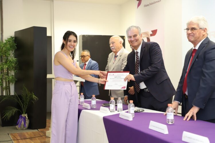 Entrega el Hospital Infantil nueva generación de 18 Médicos Especialistas