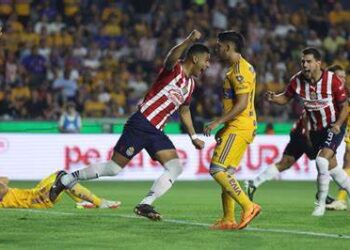 Chivas derrota 2-1 a Tigres en el estadio “El Volcán”