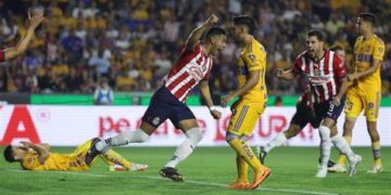 Chivas derrota 2-1 a Tigres en el estadio “El Volcán”