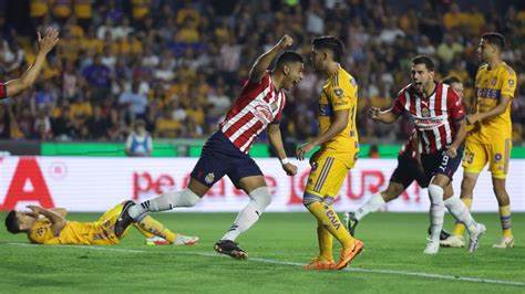 Chivas derrota 2-1 a Tigres en el estadio “El Volcán”