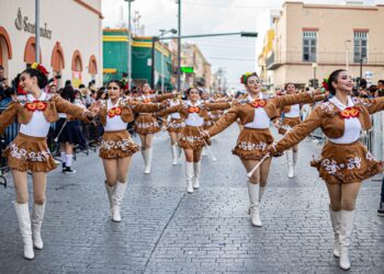 Miles disfrutan  desfile de las “Fiestas Mexicanas en Matamoros”