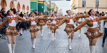 Miles disfrutan  desfile de las “Fiestas Mexicanas en Matamoros”
