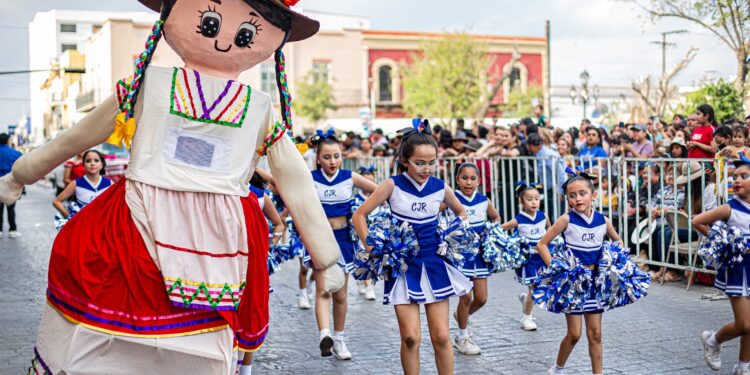 Miles disfrutan  desfile de las “Fiestas Mexicanas en Matamoros”
