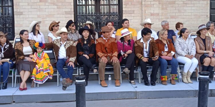 Miles disfrutan  desfile de las “Fiestas Mexicanas en Matamoros”