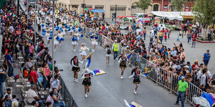 Miles disfrutan  desfile de las “Fiestas Mexicanas en Matamoros”