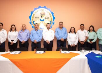 Rector de la UAT entrega beneficios al personal sindicalizado