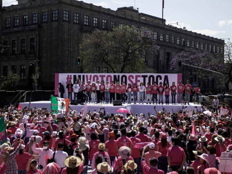 La clase política mexicana presente en mitin en favor del INE