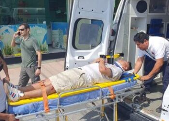 Motociclista acaba internado tras chocar auto al omitir alto